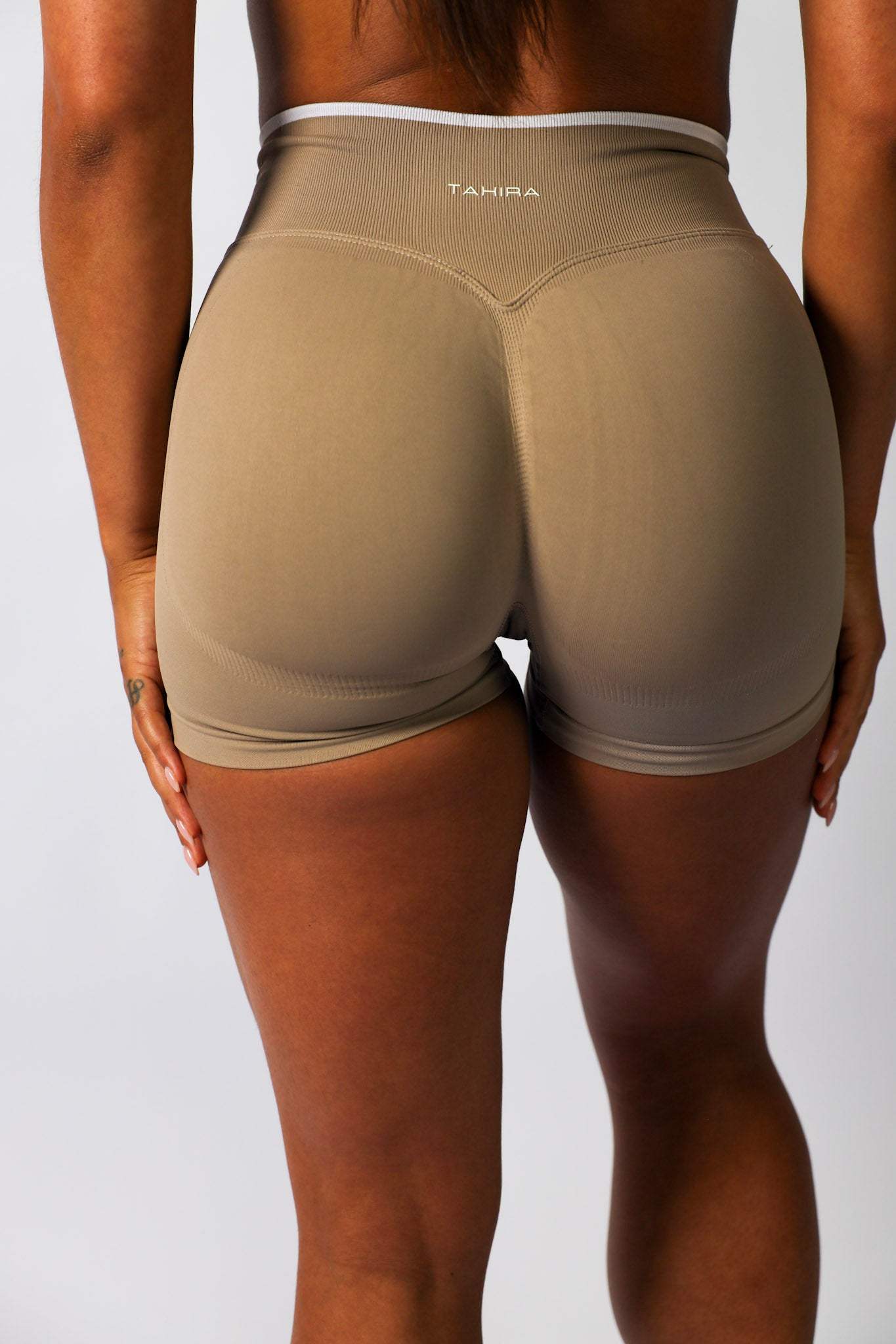 Seamless Contrast Short- Latte